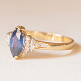 Anello vintage in oro giallo con zaffiro (0.80ct ca.) e diamanti di taglio brillante (0.18ctw ca.), anni ‘80