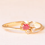 Anello vintage in oro giallo 18K con rubino sintetico (0.12ct ca.) e diamanti di taglio brillante (0.09ctw ca.), anni ‘80/‘90