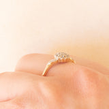 Anello a fiore vintage in oro giallo e bianco 9K con diamanti (0.10ctw ca.), anni ‘70