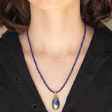 Collana moderna con filo di vetri blu e con pendente in oro giallo 18K con lapislazzuli, smeraldo e diamante