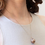 Ciondolo massonico vintage con lamina in oro giallo 9K su argento a forma di sfera e apribile con sei piramidi e disegni incisi