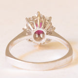 Anello a margherita vintage in oro bianco 14K con rubino (0.35ct ca.) e diamanti di taglio brillante (0.50ctw ca.), anni ‘80