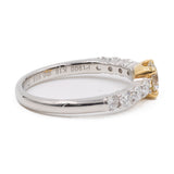 Anello vintage in platino 900 e oro giallo 18k con diamante centrale fancy di 0,508ct e diamanti laterali (0,45ctw)