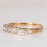 Anello vintage in oro giallo 9K con diamanti (0.10ctw ca.) e scritta traforata “MUM”, anni ‘80/‘90