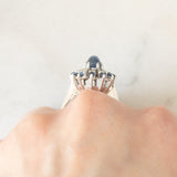 Anello a margherita vintage in oro bianco 14K con zaffiri (1.74ctw ca.) e diamanti (0.48ctw ca.), anni ‘70/‘80