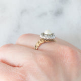 Anello a margherita antico in oro giallo 14K e argento con perla bianca e diamanti di taglio rosetta (0.13ctw ca.), primi del ‘900