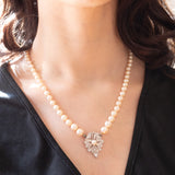 Collana vintage con filo di perle bianche e con decorazioni in oro bianco 18K e 14K con diamanti (1.20ctw ca.) e zaffiro (0.40ct ca.), anni ‘60