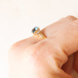 Anello vintage in oro giallo e bianco 9K con spinello sintetico azzurro e diamanti, anni ‘80/‘90