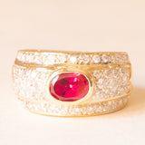 Anello a fascia vintage in oro giallo 18K con rubino (1.40ct ca.) e diamanti di taglio brillante (1ct ca.), anni ‘70/‘80