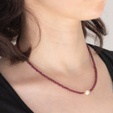 Collana moderna con granati, perla bianca e oro giallo 14K