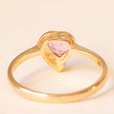 Anello vintage in oro giallo 9K con zaffiro rosa sintetico di taglio a cuore (0.60ct ca.) e diamante, anni ‘90 ca.