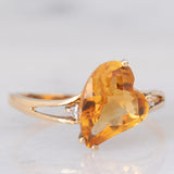 Solitario in oro giallo 9K con quarzo citrino di taglio a cuore (2.18ct ca.) e diamanti