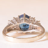 Anello vintage in oro bianco 14K con zaffiro (1.60ct ca.) e diamanti (0.10ctw ca.), anni ‘70