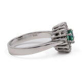 Anello vintage a margherita in oro bianco 14k con smeraldo (0,30ct) e diamanti (0,40ctw)