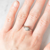 Solitario Art Déco in oro bianco 18K con diamante di taglio brillante (0.08ct ca.) e zaffiri di taglio triangolare, anni ‘30