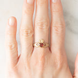 Anello Claddagh in oro giallo 9K e granato di taglio a cuore (0.45ct ca.), anno 1990