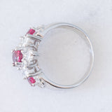 Anello a fiore vintage in platino con rubini (0.63ctw) e diamanti (0.85ctw), anni ‘90/anno ‘2000