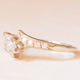 Anello vintage in oro bianco 14K con diamante centrale di taglio marquise (0.25ct ca.) e con diamanti laterali di taglio brillante (0.16ctw ca.), anni ‘70