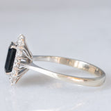 Anello a margherita vintage in oro bianco 18K con zaffiro e diamanti di taglio brillante (0.24ctw ca.), anni ‘70
