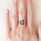 Anello antico in oro giallo 9K con onice e con lettera “B”, anni ‘30