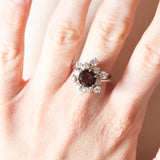 Anello a fiocco di neve vintage in oro bianco 18K con granato (2ct ca.) e diamanti di taglio brillante (1.50ctw ca.), anni ‘80