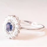 Anello a margherita vintage in oro bianco 18K con zaffiro (0.40ct ca.) e diamanti (0.16ctw ca.), anni ‘60/‘70