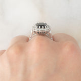 Anello a margherita in oro bianco 14K con zaffiro (3.50ct ca.) e diamanti di taglio brillante (0.56ctw ca.), anni ‘70