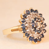 Anello a fiore vintage in oro giallo 14K con zaffiri (0.40ctw ca.) e diamanti (0.40ctw ca.), anni ‘70/‘80