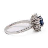 Anello vintage a margherita in oro bianco 18k con zaffiro (1,50ct) e diamanti (0,50ctw), anni '70