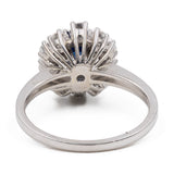 Anello vintage a margherita in oro bianco 18k con zaffiro (1,50ct) e diamanti (0,50ctw), anni '70