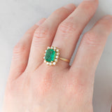 Anello a margherita vintage in oro giallo 18K con smeraldo (1.50ct ca.) e diamanti di taglio brillante (0.56ctw ca.), anni )70/‘80