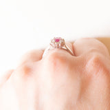 Anello a margherita vintage in oro bianco 18K con rubino (0.42ct ca.) e diamanti (0.12ctw ca.), anni ‘70/‘80