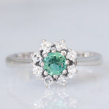 Anello a margherita vintage in oro bianco 14K con tormalina verde (0.35ct ca.) e diamanti (0.24ctw ca.), anni ‘80