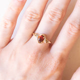 Anello vintage in oro giallo e bianco 9K con granato e cubic zirconia, anni ‘70/‘80