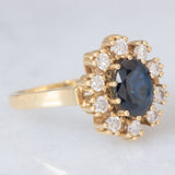 Anello a margherita vintage in oro giallo 14K con zaffiro (1.30ct ca.) e diamanti di taglio brillante (0.47ctw ca.), anni ‘60/‘70