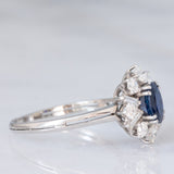 Anello ballerina vintage in oro bianco 18K con zaffiro (1.30ct ca.) e diamanti di taglio brillante e di taglio baguette (1ctw ca.), anni ‘70/‘80