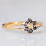 Anello a fiore vintage in oro giallo 9K con zaffiri (0.30ctw ca.) e diamante, anno 1977