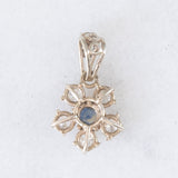 Ciondolo a margherita vintage in oro bianco 14K con zaffiro (0.20ct ca.) e diamanti di taglio brillante (0.50ctw ca.), anni ‘70/‘80