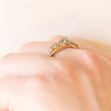 Anello vintage in oro giallo e bianco 9K con paste di vetro azzurre e diamanti, anno 2009