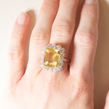 Anello a margherita vintage in oro bianco 18K con quarzo citrino (9.50ct ca.) e diamanti di taglio brillante (1.60ctw ca.), anni ‘60