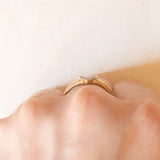 Anello a “V” vintage in oro giallo e bianco 9K con diamanti, anni ‘70