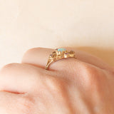 Anello vintage in stile antico in oro giallo 9K con opale (0.20ct ca.) e rubini sintetici (0.30ctw ca.), anni ‘80