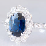 Anello a margherita vintage in platino con zaffiro (1.40ct) e diamanti di taglio brillante (0.94ctw), anni ‘80/‘90