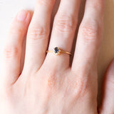 Anello a margherita vintage in oro giallo 18K con zaffiro (0.17ct ca.) e diamanti di taglio brillante (0.04ctw ca.), anni ‘70/‘80