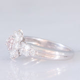 Anello a fiore in platino con diamanti fancy rosa (0.15ctw) e diamanti bianchi (0.86ctw), anni ‘90/anni ‘2000