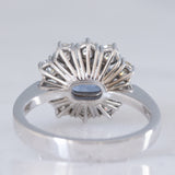 Anello a margherita in oro bianco 18K con zaffiro azzurro (0.80ct ca.) e diamanti di taglio brillante (0.70ctw ca.), anni ‘70/‘80