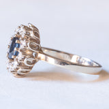 Anello a margherita vintage in oro bianco 14K con zaffiro (0.65ct ca.) e diamanti di taglio brillante (0.40ctw ca.), anni ‘70