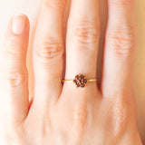 Anello a fiore vintage in oro giallo 8K con granati (0.35ctw ca.), anni ‘50/‘60