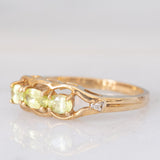 Anello vintage in oro giallo 9K con sfeni (0.44ctw ca.) e zirconi bianchi