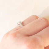 Anello vintage a nodo in oro bianco 9K con diamanti (0.06ctw ca.), anni ‘90